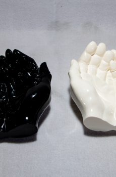 Alajeros de resina en forma de mano